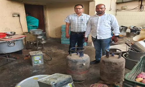 खाद्य विभाग की कार्रवाई: होटल-ढाबों से 5 घरेलू गैस सिलेंडर जब्त खाद्य विभाग की कार्रवाई: होटल-ढाबों से 5 घरेलू गैस सिलेंडर जब्त