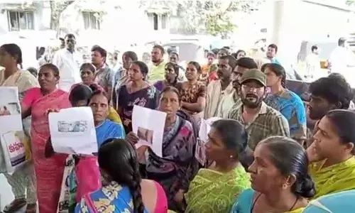 वेलुगुमटला के बेघर परिवारों को अंबेडकर भवन और TTDC हॉल से हटाया गया, विरोध जारी