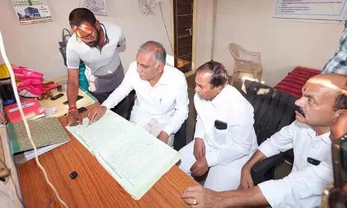 Harish Rao ने किसानों की करंट सप्लाई में लापरवाही के लिए रेवंत रेड्डी पर निशाना साधा