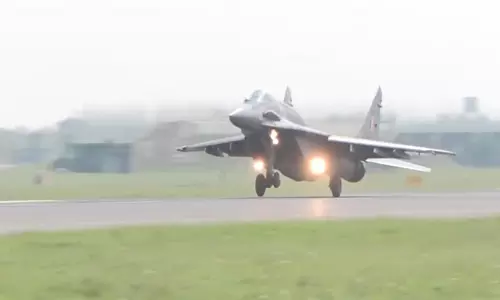 Air Chief Marshal AP Singh ने MiG-29 UPG में अकेली उड़ान भरी