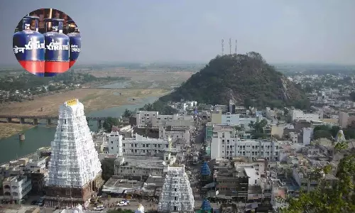 श्रीकालहस्ती मंदिर में LPG कमी के चलते खाना पकाने के इंतज़ाम बदलने पड़े श्रीकालहस्ती मंदिर में LPG कमी के चलते खाना पकाने के इंतज़ाम बदलने पड़े