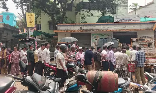 Gas booking नंबर बंद, उपभोक्ता खाली सिलेंडर लेकर दुकानों पर पहुंचे Gas booking नंबर बंद, उपभोक्ता खाली सिलेंडर लेकर दुकानों पर पहुंचे