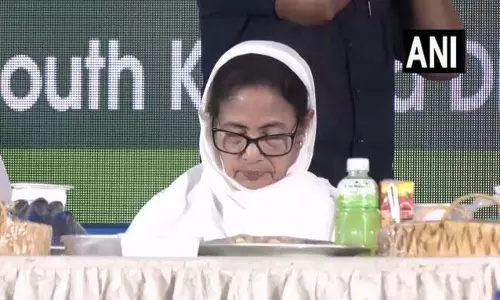 ममता बनर्जी ने दावत-ए-इफ्तार में लिया भाग ममता बनर्जी ने दावत-ए-इफ्तार में लिया भाग