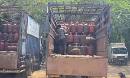 Mumbai: कांग्रेस पार्षद अशरफ आजमी ने एलपीजी आपूर्ति संकट पर विशेष सत्र की मांग की Mumbai: कांग्रेस पार्षद अशरफ आजमी ने एलपीजी आपूर्ति संकट पर विशेष सत्र की मांग की