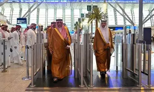 Saudi AI अथॉरिटी के प्रमुख ने जेद्दा एयरपोर्ट पर डिजिटल सिस्टम का दौरा किया