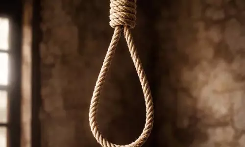 BREAKING: मां ने चार नाबालिग बेटियों को कुएं में फेंका, खुद फांसी लगाकर दी जान