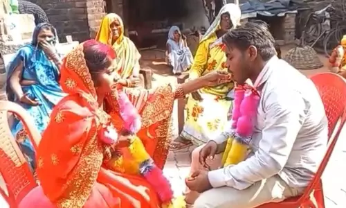Fatehpur: प्रेम विवाह के बाद पूरे इलाके में फैली खुशी और चर्चा Fatehpur: प्रेम विवाह के बाद पूरे इलाके में फैली खुशी और चर्चा