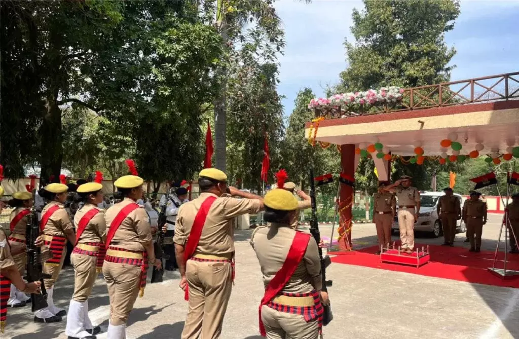 Firozabad: डीएम ने परीक्षा केंद्रों पर शांतिपूर्ण संचालन के निर्देश दिए Firozabad: डीएम ने परीक्षा केंद्रों पर शांतिपूर्ण संचालन के निर्देश दिए