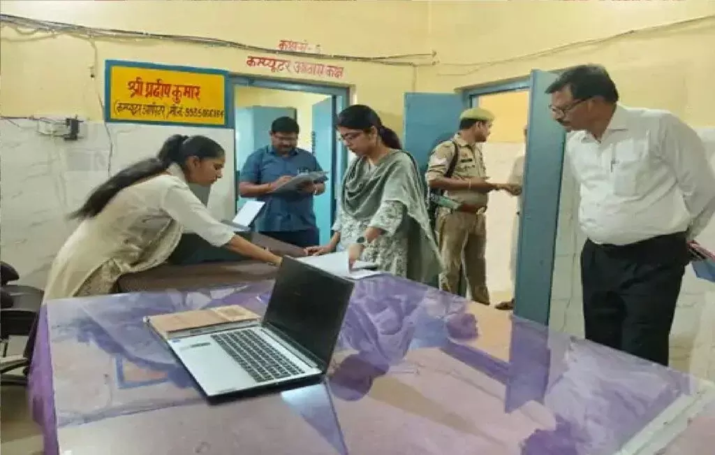 Hardoi: विकासखंड कार्यालय में सीडीओ के निरीक्षण से खुली कई खामियां Hardoi: विकासखंड कार्यालय में सीडीओ के निरीक्षण से खुली कई खामियां