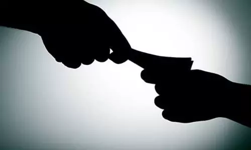 Srinagar: बडगाम में एसीबी ने रिश्वत लेने वाले अधिकारी को किया गिरफ्तार