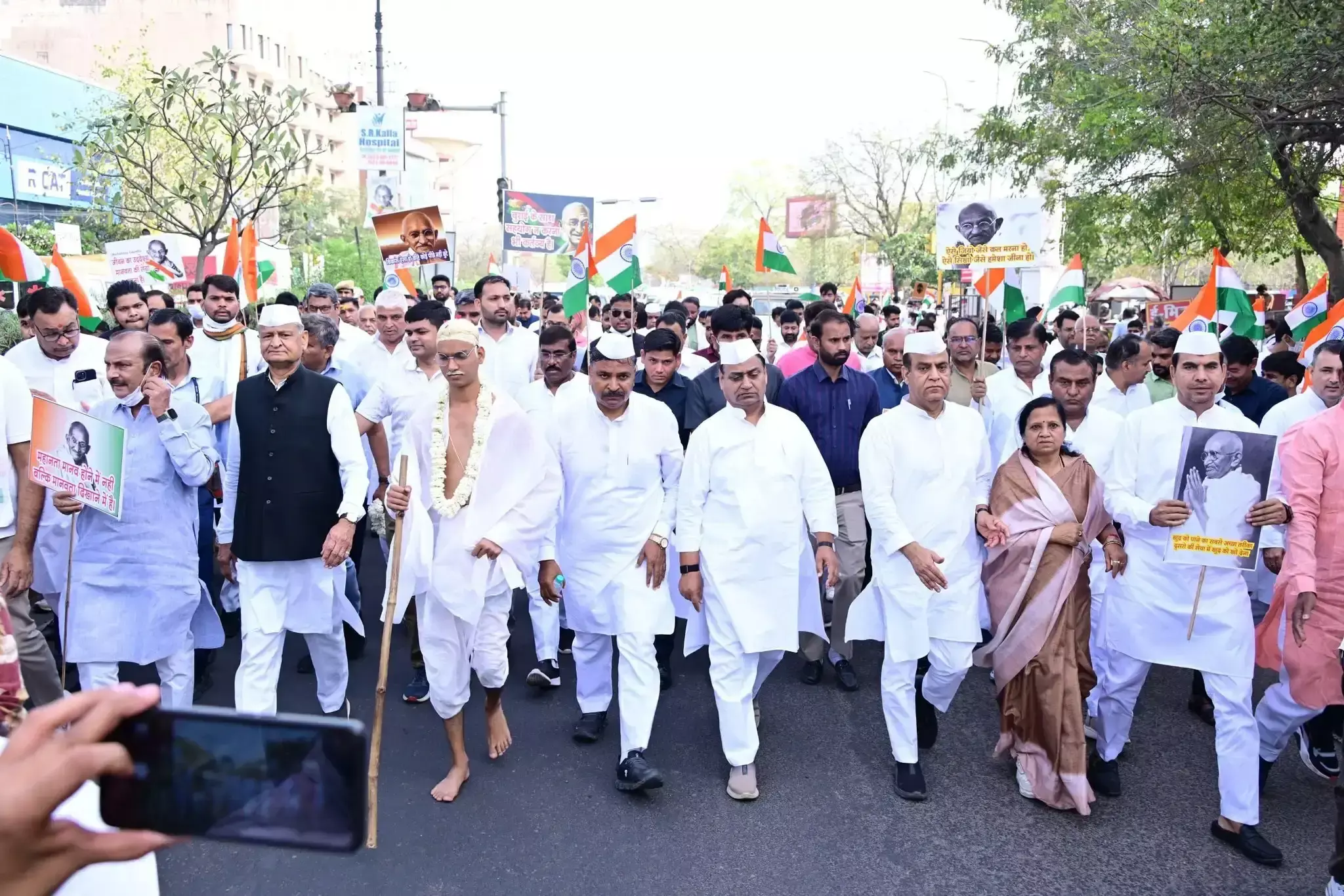 Jaipur: गहलोत के नेतृत्व में जयपुर में दांडी मार्च की वर्षगांठ पर निकला शांतिपूर्ण मार्च Jaipur: गहलोत के नेतृत्व में जयपुर में दांडी मार्च की वर्षगांठ पर निकला शांतिपूर्ण मार्च