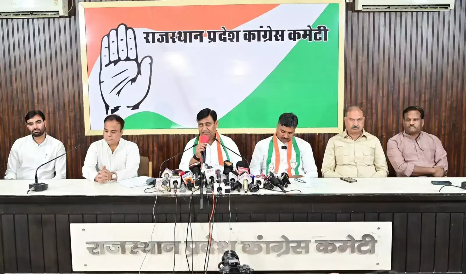 Jaipur: जनता सिलेंडर के लिए लाइन में, सीएम कचौरी चर्चा में, डोटासरा ने उठाया मुद्दा Jaipur: जनता सिलेंडर के लिए लाइन में, सीएम कचौरी चर्चा में, डोटासरा ने उठाया मुद्दा