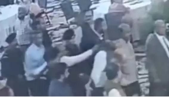 सुरक्षाकर्मी ने फारूक अब्दुल्ला को गोली लगने से ऐसे बचाया, वीडियो आया सामने सुरक्षाकर्मी ने फारूक अब्दुल्ला को गोली लगने से ऐसे बचाया, वीडियो आया सामने