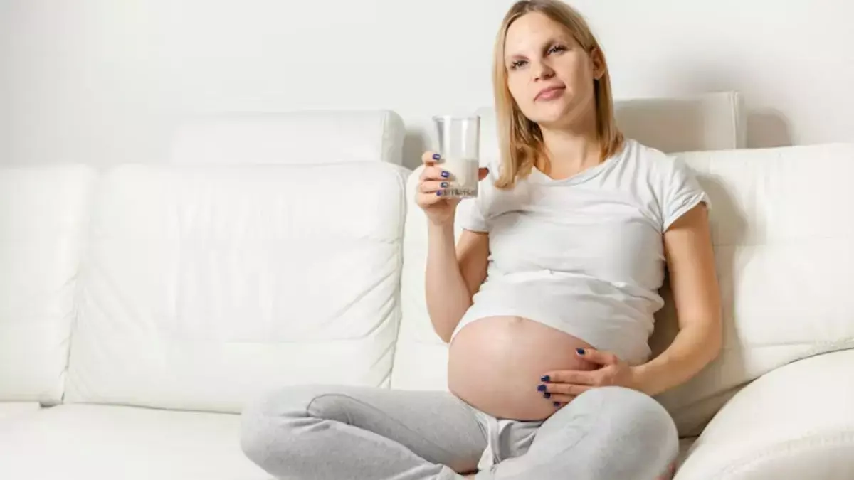 Myth-Busting: प्रेगनेंसी में दो लोगों के लिए खाने का असली असर Myth-Busting: प्रेगनेंसी में दो लोगों के लिए खाने का असली असर
