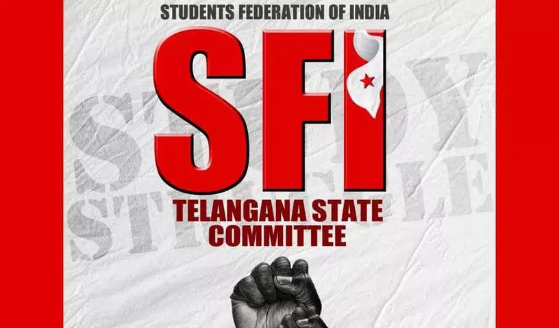 SFI के छात्रों ने एचसीयू हॉस्टल में एबीवीपी के कथित हमले का विरोध किया SFI के छात्रों ने एचसीयू हॉस्टल में एबीवीपी के कथित हमले का विरोध किया