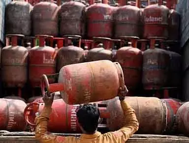 Chennai कॉर्पोरेशन के रेस्टोरेंट को 2 हफ़्ते तक कुकिंग गैस सप्लाई मिलेगी Chennai कॉर्पोरेशन के रेस्टोरेंट को 2 हफ़्ते तक कुकिंग गैस सप्लाई मिलेगी