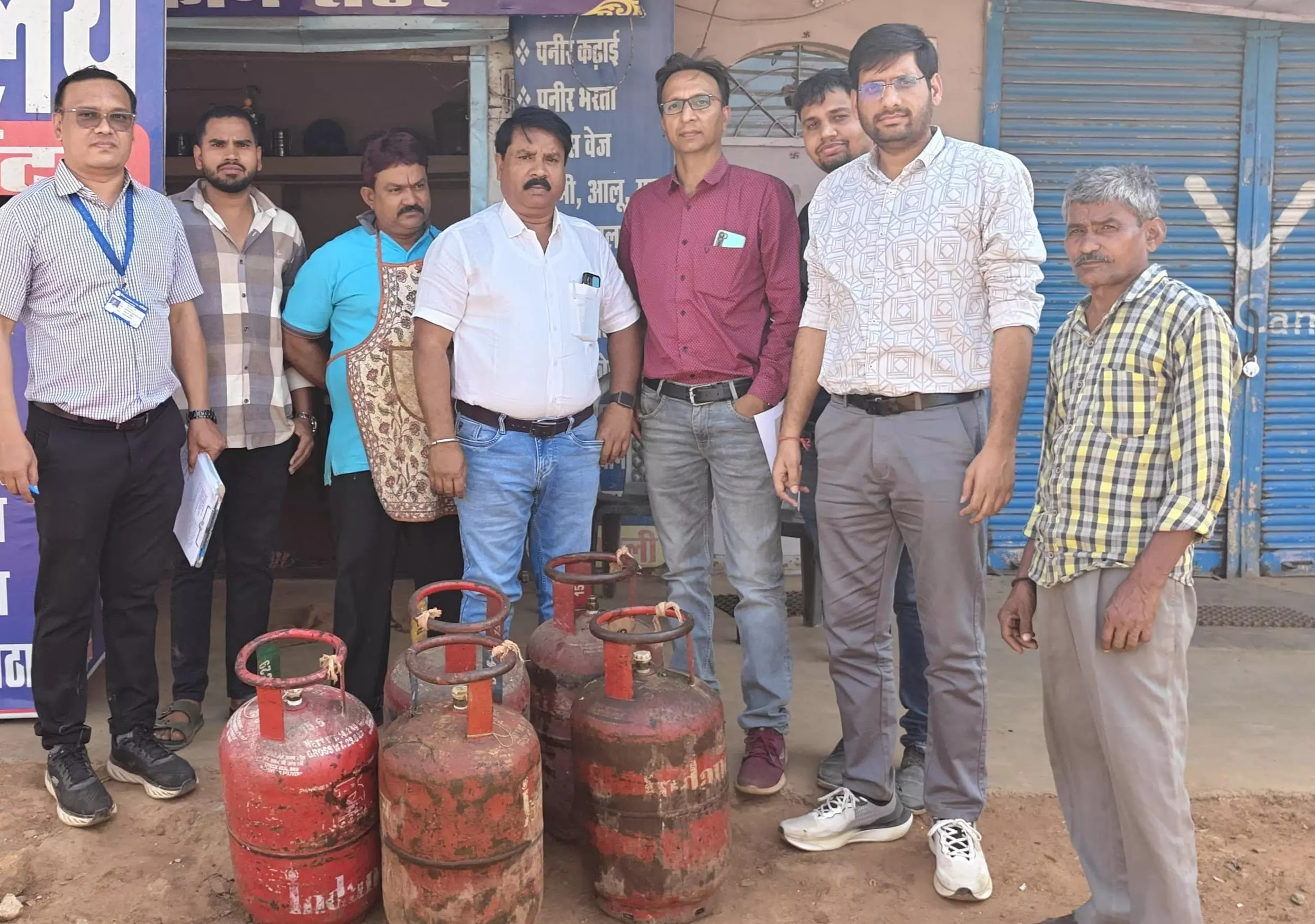 होटल और ढाबों से 29 घरेलू गैस सिलेंडर जब्त होटल और ढाबों से 29 घरेलू गैस सिलेंडर जब्त
