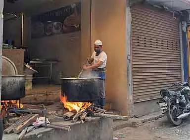 रसोई गैस सिलेंडर की कमी: Restaurants लकड़ी और इलेक्ट्रिक स्टोव पर स्विच कर रहे हैं रसोई गैस सिलेंडर की कमी: Restaurants लकड़ी और इलेक्ट्रिक स्टोव पर स्विच कर रहे हैं
