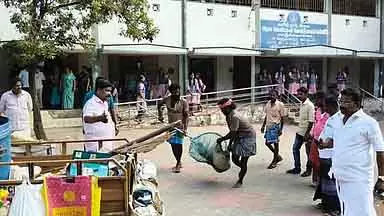 पालकुटकोट में पागल कुत्ते के काटने से SSLC के 6 स्टूडेंट्स समेत 20 घायल पालकुटकोट में पागल कुत्ते के काटने से SSLC के 6 स्टूडेंट्स समेत 20 घायल