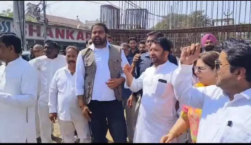 कांग्रेस ने बीजेपी पर Karnal फ्लाईओवर प्लान में बदलाव का आरोप लगाया, विरोध प्रदर्शन कांग्रेस ने बीजेपी पर Karnal फ्लाईओवर प्लान में बदलाव का आरोप लगाया, विरोध प्रदर्शन