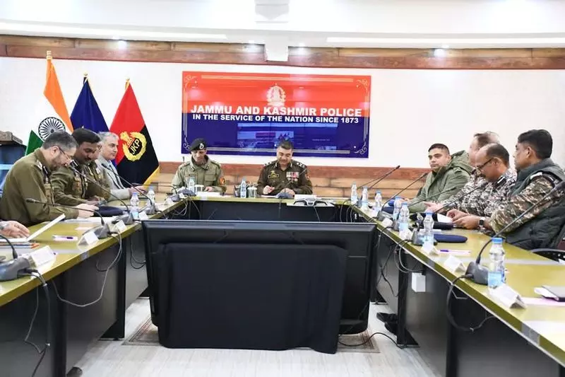 Srinagar: आईजीपी कश्मीर ने पुलिस कर्मियों से चर्चा कर तैयारियों का मूल्यांकन किया Srinagar: आईजीपी कश्मीर ने पुलिस कर्मियों से चर्चा कर तैयारियों का मूल्यांकन किया