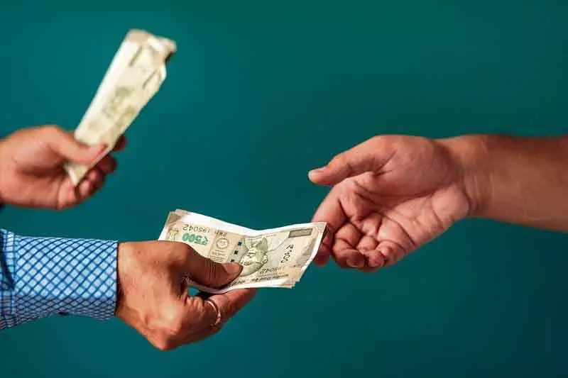 Fatehabad में ट्रेजरी क्लर्क 3,000 रुपये रिश्वत लेते पकड़ा गया Fatehabad में ट्रेजरी क्लर्क 3,000 रुपये रिश्वत लेते पकड़ा गया
