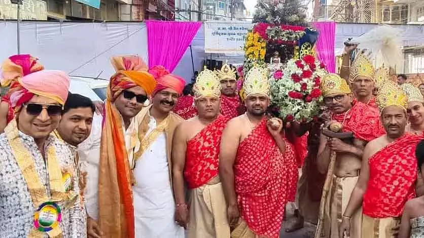 Indore : भगवान आदिनाथ के जन्मोत्सव पर पालकी यात्रा निकाली गई Indore : भगवान आदिनाथ के जन्मोत्सव पर पालकी यात्रा निकाली गई