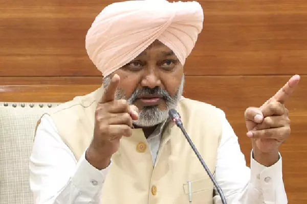 Punjab के मंत्री ने कहा, कांग्रेस विधायक को माफी मांगनी होगी Punjab के मंत्री ने कहा, कांग्रेस विधायक को माफी मांगनी होगी