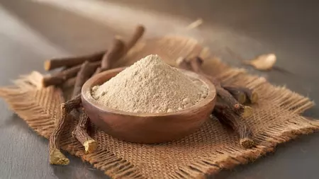 औषधीय गुणों की खान है मुलेठी, जानें इसके फायदे और उपयोग का सही तरीका औषधीय गुणों की खान है मुलेठी, जानें इसके फायदे और उपयोग का सही तरीका