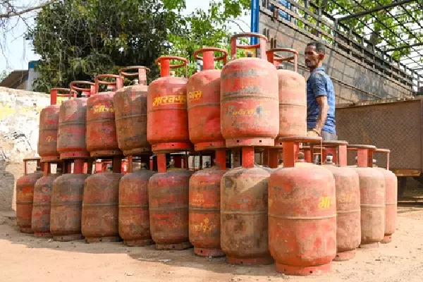 West Asia तनाव के बीच कोलकाता में कमर्शियल LPG की कमी का असर West Asia तनाव के बीच कोलकाता में कमर्शियल LPG की कमी का असर