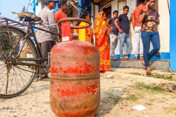 Assam में एलपीजी की कोई कमी नहीं: सीएम सरमा Assam में एलपीजी की कोई कमी नहीं: सीएम सरमा