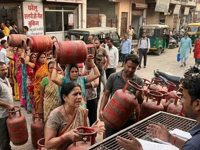 New Delhi: LPG की किल्लत, 300 रुपये किलो में बिक रहा सिलेंडर New Delhi: LPG की किल्लत, 300 रुपये किलो में बिक रहा सिलेंडर