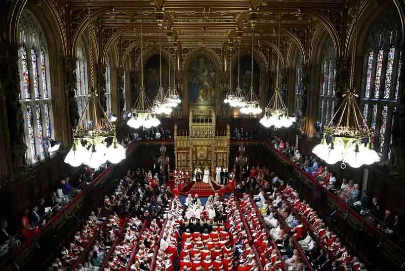 700 साल बाद, Britain ने संसद से खानदानी अमीरों को बाहर किया 700 साल बाद, Britain ने संसद से खानदानी अमीरों को बाहर किया