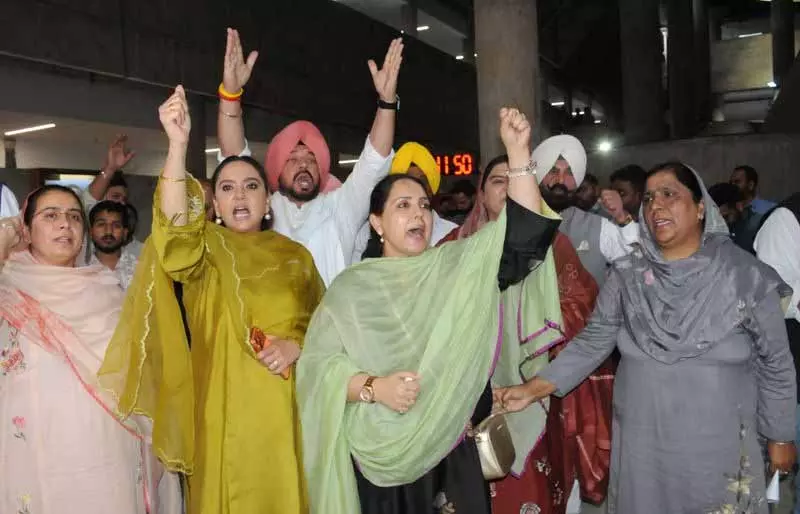 आप की महिला विधायकों ने Sukhpal Khaira से माफी की मांग की आप की महिला विधायकों ने Sukhpal Khaira से माफी की मांग की