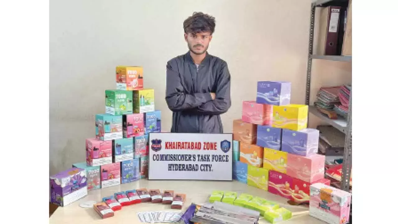 Telangana: पुलिस ने युवाओं को निशाना बनाने वाले अवैध ई-सिगरेट रैकेट का भंडाफोड़ किया Telangana: पुलिस ने युवाओं को निशाना बनाने वाले अवैध ई-सिगरेट रैकेट का भंडाफोड़ किया
