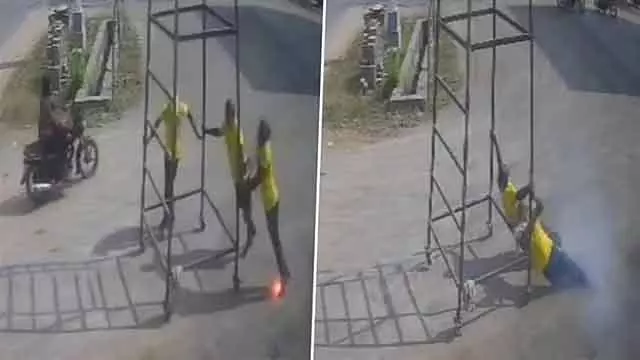 Telangana : लोहे के स्टैंड ले जा रहे लोगों को करंट लगा, दो मजदूरों की मौत Telangana : लोहे के स्टैंड ले जा रहे लोगों को करंट लगा, दो मजदूरों की मौत