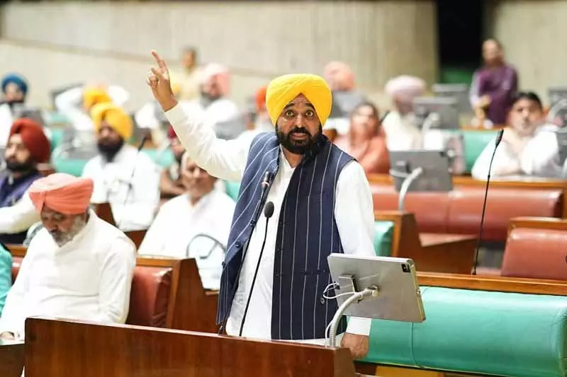 Punjab विधानसभा में 2.6 लाख करोड़ रुपये के बजट को मंजूरी मिलने के बाद राजनीति गरमा गई है Punjab विधानसभा में 2.6 लाख करोड़ रुपये के बजट को मंजूरी मिलने के बाद राजनीति गरमा गई है