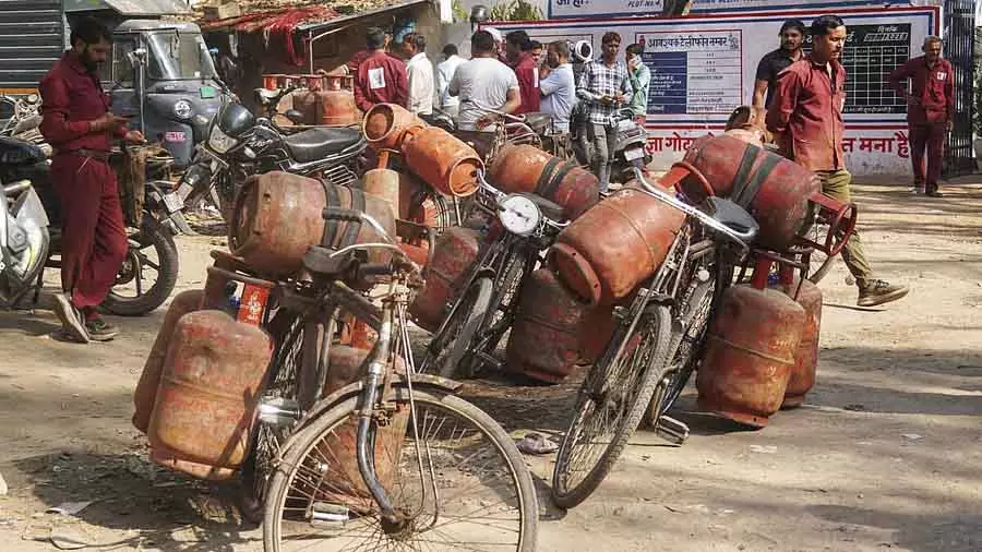 West Bengal : कुकिंग गैस एजेंसी के ऑफिस और LPG डिस्पेंसिंग स्टेशनों के बाहर लंबी लाइनें West Bengal : कुकिंग गैस एजेंसी के ऑफिस और LPG डिस्पेंसिंग स्टेशनों के बाहर लंबी लाइनें