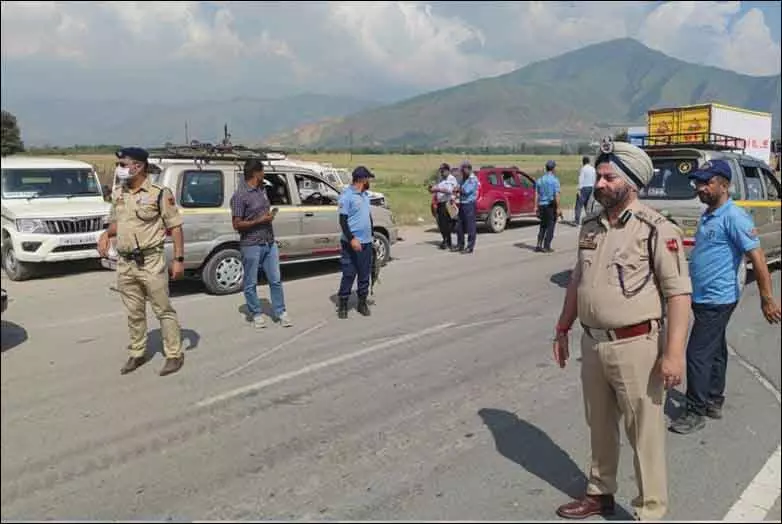 J&K में 2025 तक ट्रैफिक नियम तोड़ने पर 16,000 गाड़ियां जब्त की जाएंगी: आईजीपी J&K में 2025 तक ट्रैफिक नियम तोड़ने पर 16,000 गाड़ियां जब्त की जाएंगी: आईजीपी