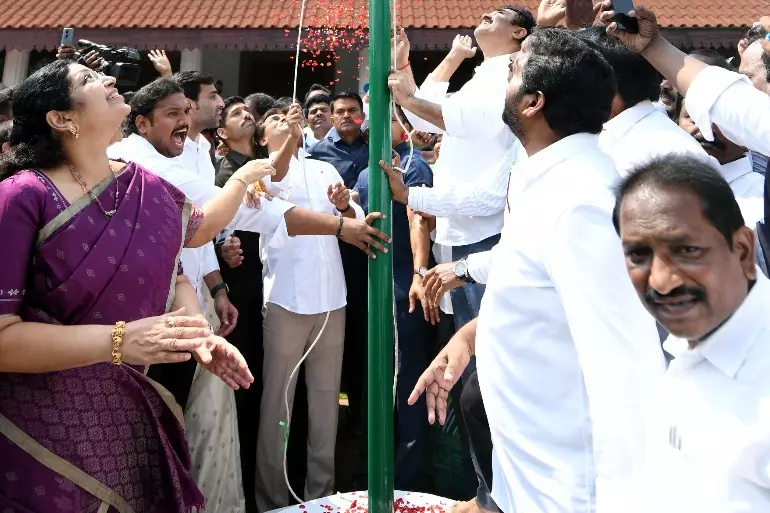 YSR कांग्रेस मूल्य आधारित राजनीति के लिए खड़ी है: जगन ने पार्टी के स्थापना दिवस पर कहा YSR कांग्रेस मूल्य आधारित राजनीति के लिए खड़ी है: जगन ने पार्टी के स्थापना दिवस पर कहा