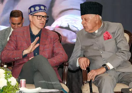 फारूक अब्दुल्ला से मिलने पहुंचे सीएम उमर अब्दुल्ला, महबूबा मुफ्ती ने भी की हमले की निंदा फारूक अब्दुल्ला से मिलने पहुंचे सीएम उमर अब्दुल्ला, महबूबा मुफ्ती ने भी की हमले की निंदा