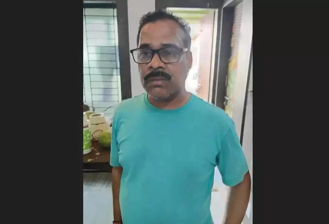 Odisha: विजिलेंस ने कांटापारा तहसीलदार को आय से अधिक संपत्ति रखने के आरोप में गिरफ्तार किया Odisha: विजिलेंस ने कांटापारा तहसीलदार को आय से अधिक संपत्ति रखने के आरोप में गिरफ्तार किया