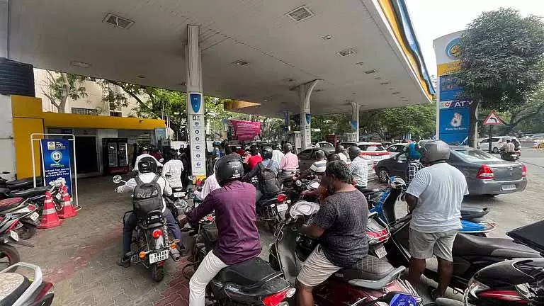 Petrol Pumps पर पेट्रोल की कमी की अफवाहों के बीच घबराई भीड़ उमड़ी Petrol Pumps पर पेट्रोल की कमी की अफवाहों के बीच घबराई भीड़ उमड़ी