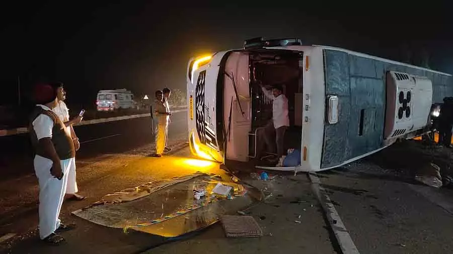 Bengaluru से कारवार जा रही प्राइवेट बस हावेरी में पलटी; कई घायल Bengaluru से कारवार जा रही प्राइवेट बस हावेरी में पलटी; कई घायल