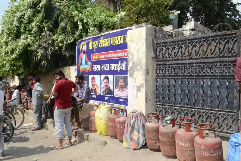 LPG बुकिंग सिस्टम फेल होने से करनाल में अफरा-तफरी, गैस एजेंसियों पर लगी लाइनें LPG बुकिंग सिस्टम फेल होने से करनाल में अफरा-तफरी, गैस एजेंसियों पर लगी लाइनें