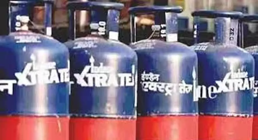 Karnataka: कमर्शियल कुकिंग गैस सिलेंडर की सप्लाई 3 दिन के लिए रोक दी गई Karnataka: कमर्शियल कुकिंग गैस सिलेंडर की सप्लाई 3 दिन के लिए रोक दी गई