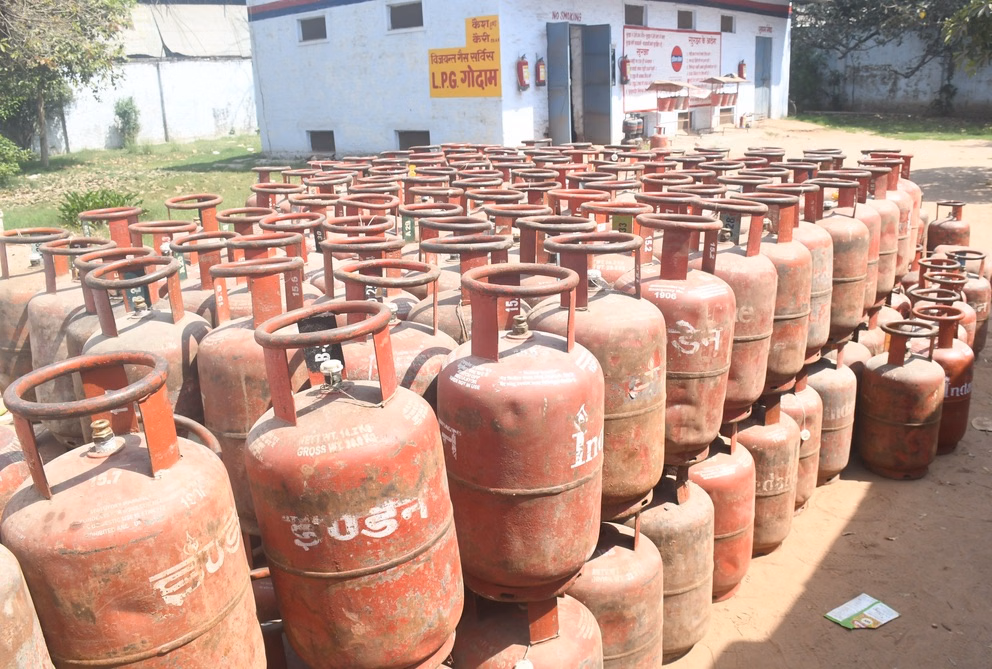 Farrukhabad: एलपीजी सिलेंडर की कालाबाजारी रोकने को पूर्ति विभाग सख्त Farrukhabad: एलपीजी सिलेंडर की कालाबाजारी रोकने को पूर्ति विभाग सख्त