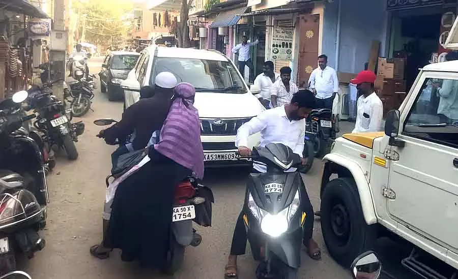Kumbharpet : सड़क पर अतिक्रमण, हटाने की मांग Kumbharpet : सड़क पर अतिक्रमण, हटाने की मांग