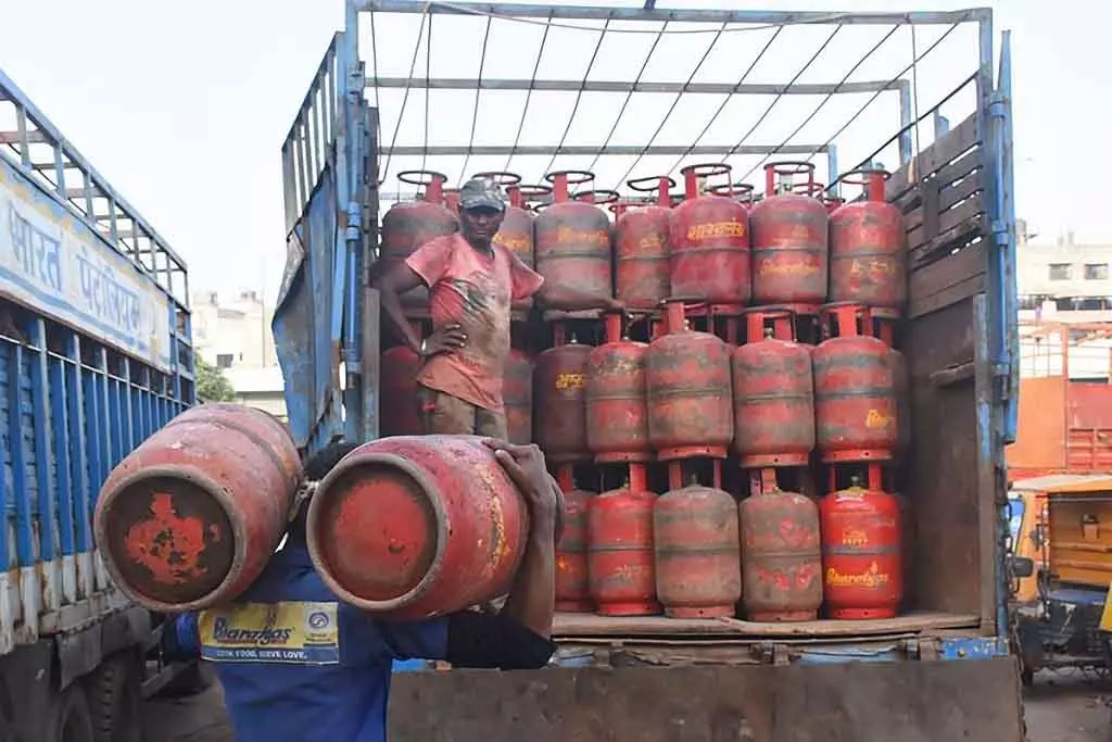 Tamil Nadu में घरेलू LPG सिलेंडर के गैर-कानूनी इस्तेमाल पर कार्रवाई Tamil Nadu में घरेलू LPG सिलेंडर के गैर-कानूनी इस्तेमाल पर कार्रवाई