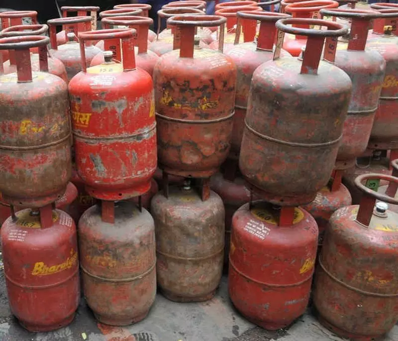 AAP का दावा, कई जिलों में कमर्शियल LPG सप्लाई रुकी AAP का दावा, कई जिलों में कमर्शियल LPG सप्लाई रुकी